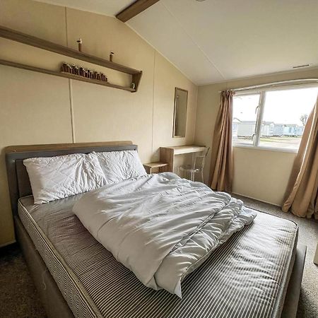 Modern 6 Berth Caravan With Wifi At St Osyth Beach In Essex Ref 28051Fv Клактън он Сий Екстериор снимка
